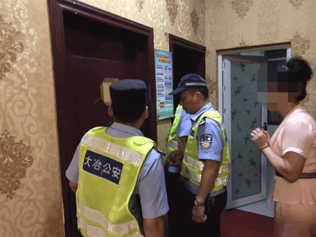 交警大队检查各类机动车340余台次,查处各类交通违法行为440起.