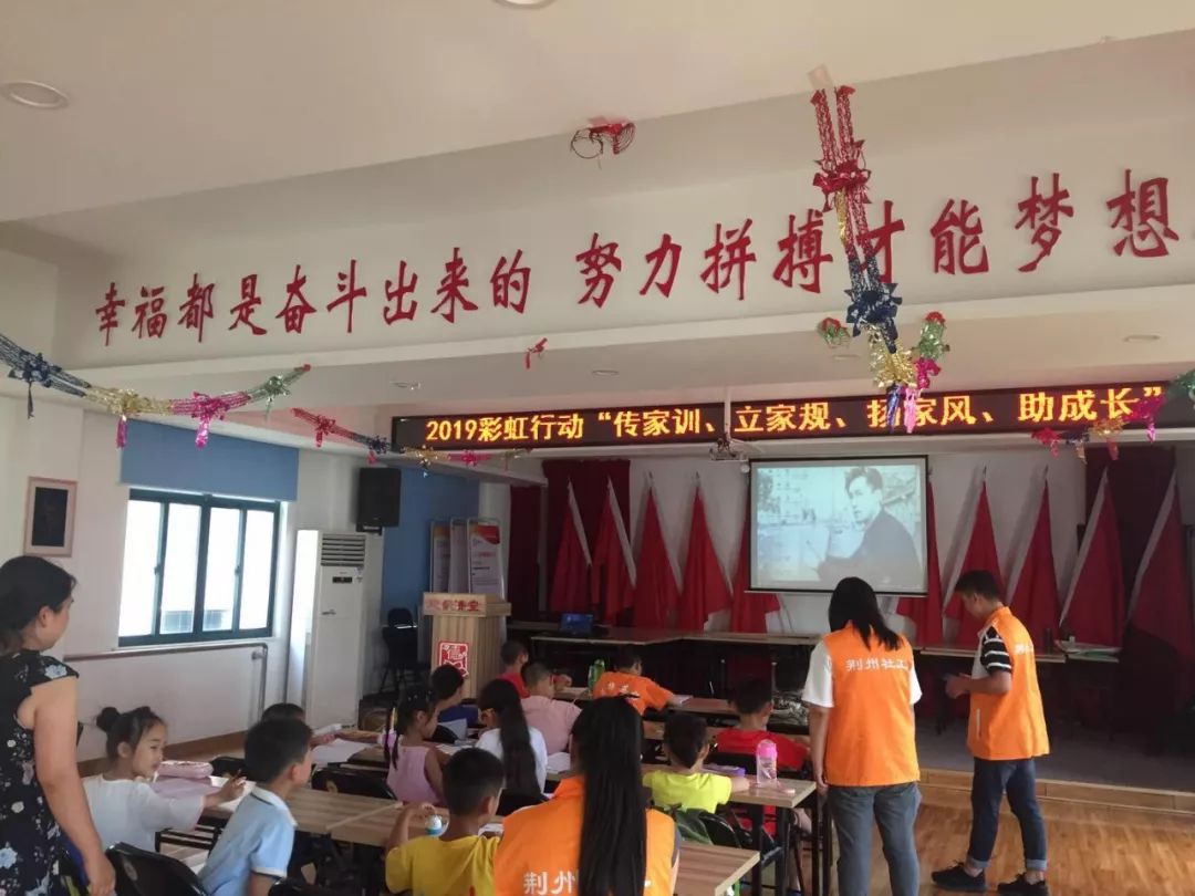让良好家风家训在生活中传递蔓延,形成家家弘扬美德,人人构筑"中国梦"